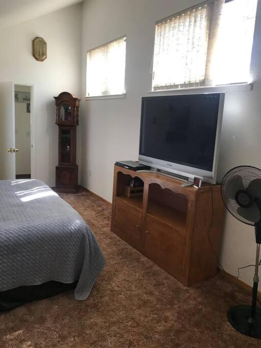 Cheerful 2-Bedroom Cottage Near Eagle Lake Сюзънвил Екстериор снимка