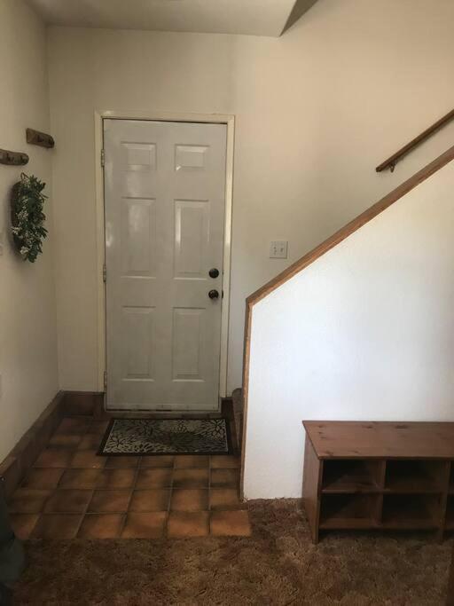 Cheerful 2-Bedroom Cottage Near Eagle Lake Сюзънвил Екстериор снимка